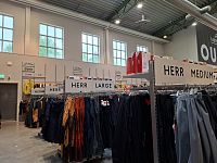 Příjemně nás překvapuje oddělení outlet, kde jsou slevy od padesáti do osmdesáti procent. Samozřejmě nakupujeme, jelikož takové kvalitní věci za úžasné ceny bychom u nás nepořídili.