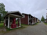 Severně od centra města Lycksele vjíždíme na menší, krásně situovaný poloostrov, který zasahuje do rozšířené části řeky Umeälven. Zastavujeme na parkovišti a jdeme se projít do areálu skanzenu Gammplatsen.