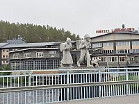 Před odjezdem se ještě na mostě přes řeku Ume loučíme s prvními osadníky města.