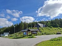 Při úterním ránu přichází první přestávka na magické linii polárního kruhu. Tentokrát překračujeme polární kruh Arctic Circle nedaleko obce Jokkmokk na silnici