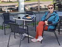 Bez kávy nejsme naštěstí dlouho. V městečku Jokkmokk mají v cukrárně překvapivě espresso i cappuccino. Na našem stole nemůže chybět místní specialita – kardammumabullar.