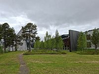 Sámediggi of Norwegn (Sámský parlament Norsko). Jedná se o novou budovu postavenou ve tvaru lavvu (tradiční sámský stan) v roce 2000 a otevřenou za přítomnosti norského krále Haralda V.