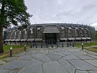 Tato pozoruhodná ukázka moderní architektury vypadá velice zajímavě a nebál bych se ji označit za nejkrásnější budovu, kterou jsem v Norsku viděl.