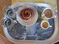 Kávička a cinnamon bun – kanelbolle nesmí ani dnes chybět.