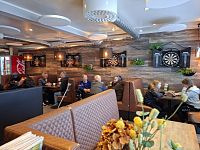 Restaurace Kjells kafé je podnik, kam chodí na jídlo a pití obyvatelé nejenom z Karasjoku, ale i širokého okolí. Tudíž tady lze spatřit místní Sámy.