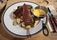 My si objednáváme steak ze soba. A je to dobrá volba, chutná nám.