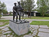 U kulatého objezdu stojí dva Sámové na lyžích. Jedná se o vzpomínku na sámské účastníky expedice přes Grónsko roku 1888 (Samuel Johansen Balta a Ole Nilsen Ravnu), kterou vedl norský polárník Fridtjof Nansen.