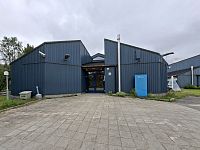 V obci Karasjok má své sídlo sámská televize a rozhlas NRK Sápmi. Dovnitř se člověk jen tak nedostane, už vůbec ne večer, ale je to zajímavé, že Sámové, nedávno utlačovaní, mají dnes svoji televizi a rádio.