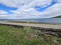 Při další cestě na sever pozorujeme na levé straně Porsangerfjorden, čtvrtý nejdelší fjord v Norsku, táhnoucí se přes sto kilometrů do Barentsova moře. Jedná se o malebnou oblast bohatou na ptačí život.