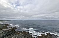 Tam v dáli vlevo je Kinnarodden nebo též mys North Cape, nejsevernější bod kontinentální Evropy. Přístup na toto místo je náročnější a vyžaduje pěší túru a dost času.