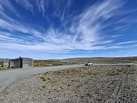 Slovo tundra pochází z laponštiny a znamená bezlesou krajinu, což v tomto případě souhlasí. Na rozdíl od tajgy se jedná už o subpolární pás, kde místo stromů rostou mechy a lišejníky.
