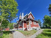 Kostel Neiden kirke na okraji obce Neiden. Při jeho návrhu v roce 1902 se nechal architekt Karl Norum inspirovat starými norskými kostely.