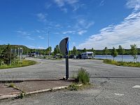 Na východ od města Kirkenes je Rusko, momentálně ne moc přátelská země. Přechod je v současnosti zavřený, ale myslím, že v určitém režimu funguje, jelikož nedaleké norské město Kirkenes bylo symbolem harmonického soužití Rusů a Norů.