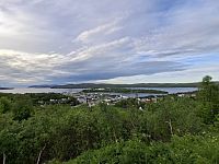 Kirkenes město ležící v jedné z nejodlehlejších oblastí Evropy. Tato odlehlost a dostatečná vzdálenost od politických center činí z této oblasti velmi výjimečné místo, které se nachází na křižovatce mnoha kultur.