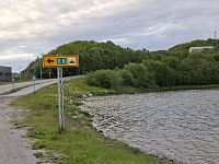 Kirkenes je nejenom v Norsku známým místem zejména proto, že zde končí nebo začíná slavná transevropská mezinárodní silnice E 6 a také zde má svůj cíl nebo začátek více než dva tisíce kilometrů dlouhá pobřežní lodní plavba Hurtigruta.