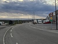 Poslední cedule na silnici E6, která prochází celou severní Evropou. Z jihozápadního Švédska vede z Trelleborgu přes norské hlavní město Oslo a dále na Lillehammer, Trondheim, Fauske, Narvik, Karasjok.