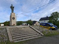 „STOP WAR NOW“, „STOP WAR, STOP PUTIN“. Při pohledu na trvale zaparkovaný automobil v barvách Ukrajiny je jasné, že se patrně trochu změnilo myšlení některých místních obyvatel.