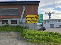 Také ve městě nechybí silniční ukazatele na Murmansk.