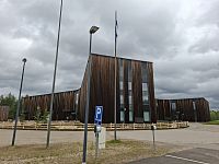 Budovu, kde sídlí také vzdělávací centrum a archiv, navrhli architekti HALO z Oulu. Zvenku je třípatrová budova obložena tmavým dřevem a uvnitř pokryta bílou borovicí. Návrh budovy byl inspirován sámskými tradicemi.