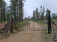 Po 45 km zastavujeme na parkoviště. Jsme tu sami, nikde ani živáčka.
