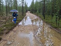 Ženuška netuší, kam jdeme. Ani já si nejsem jistý, ale věřím, že to za toho deště nebude zbytečná cesta.