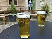 V běžných obchodech je omezená nabídka alkoholu. Kořalka, víno i většina piva se prodává ve státních obchodech ALKO, kde ale kupodivu mají celkem dobrý výběr, rozumné ceny i školený personál.