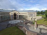 Jednou z budov, kterou nelze přehlédnout, je vědecké muzeum Artikum, jehož budova vyrůstá přímo z břehu řeky Ounasjoki. Základ zdejších sbírek tvoří vše, co má něco společného s arktickými oblastmi nejenom Finska.