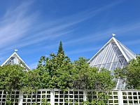 Dominantou botanické zahrady v Oulu jsou pyramidové skleníky Romeo a Julia, kde je prezentováno asi 1 200 druhů exotických rostlin.
