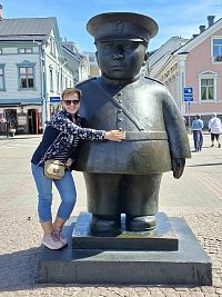 Bronzová socha Toripolliisi, zobrazující zavalitého policistu, který střeží náměstí Oulun kauppatori. Byla financována z darů občanů a připomíná policisty, kteří dříve zajišťovali pořádek na náměstí.
