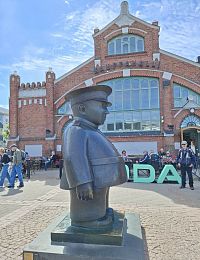 Srdcem města je nábřežní trh, kterému dominuje cihlová neogotická tržnice Kauppahalli.