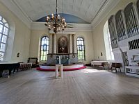 Jedná se o další z mnoha krásných katedrál rozesetých po Finsku, tentokrát se žlutou fasádou doplněnou decentním dekorem a vitrážovými okny.