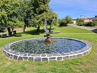 Oulu je příjemné město plné zeleně. A samozřejmě soch a různých uměleckých výtvorů. Na fotografii je dílo s názvem „Orel mořský a losos“.