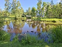 V deltě řeky Oulu se rozkládá park Hupisaaret. Ostrůvky propojené bílými dřevěnými mosty, potoky, fontány, stinné trávníky, skleníky, altánky a upravené zahrady či letní kavárna Kiikku.