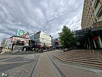 Koupěchtiví mají jasno při návštěvě města. Známé místo kompas (kompassi) se nachází na hlavní nákupní třídě Kauppakatu. Na každém ze čtyř rohů stojí jedno nákupní centrum.