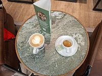 Finsko má sice nejvyšší spotřebu kávy na světě, ale sehnat klasické espresso či dokonce flat white je občas nadlidský úkol.