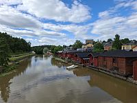 Chvíli po poledni nás vítá historické město Porvoo na pobřeží Finského zálivu.