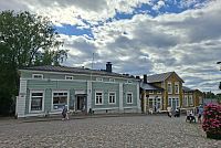 Ve svažitých uličkách nebo u řeky Porvoonjoki objevujeme obchůdky s řemeslnými výrobky, galerie, restaurace a kavárny.