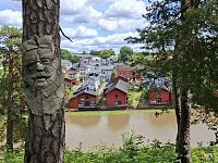 Z mnoha míst se nabízejí krásné výhledy na zajímavé domečky u vody i zachovalou stará část „Vanha Porvoo“, která je srdcem města.