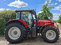 Co ten nový traktor před katedrálou?