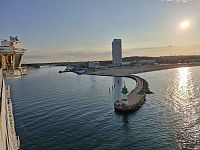 Zelený maják Molenfeuer Travemünde označuje nejenom vjezd do Trave, ale také varuje lodě před mělkými vodami. Nám však říká, že budeme vystupovat.