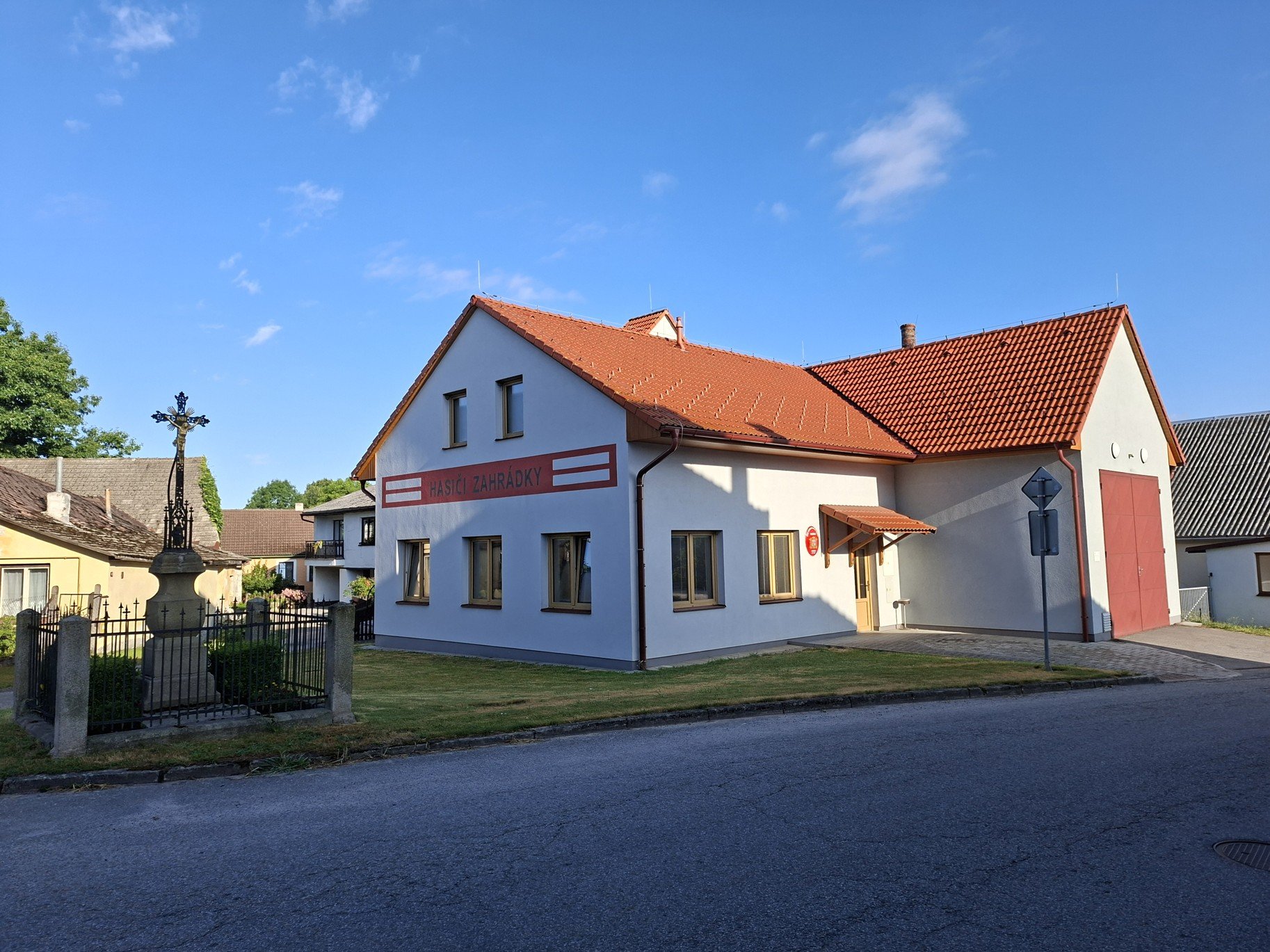 Křížek v obci Zahrádky na jihu Čech