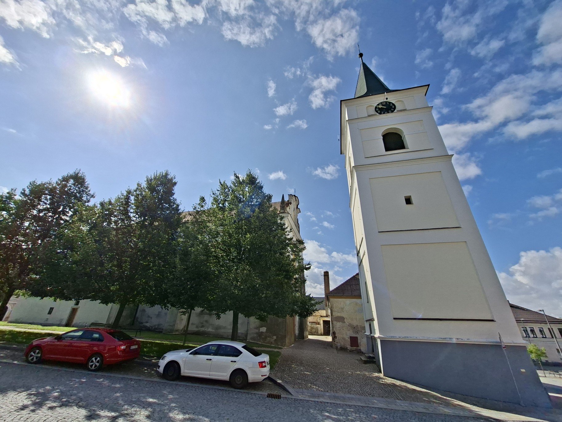 Kostel Povýšení sv. Kříže v Černovicích na pomezí jižních Čech a Vysočiny