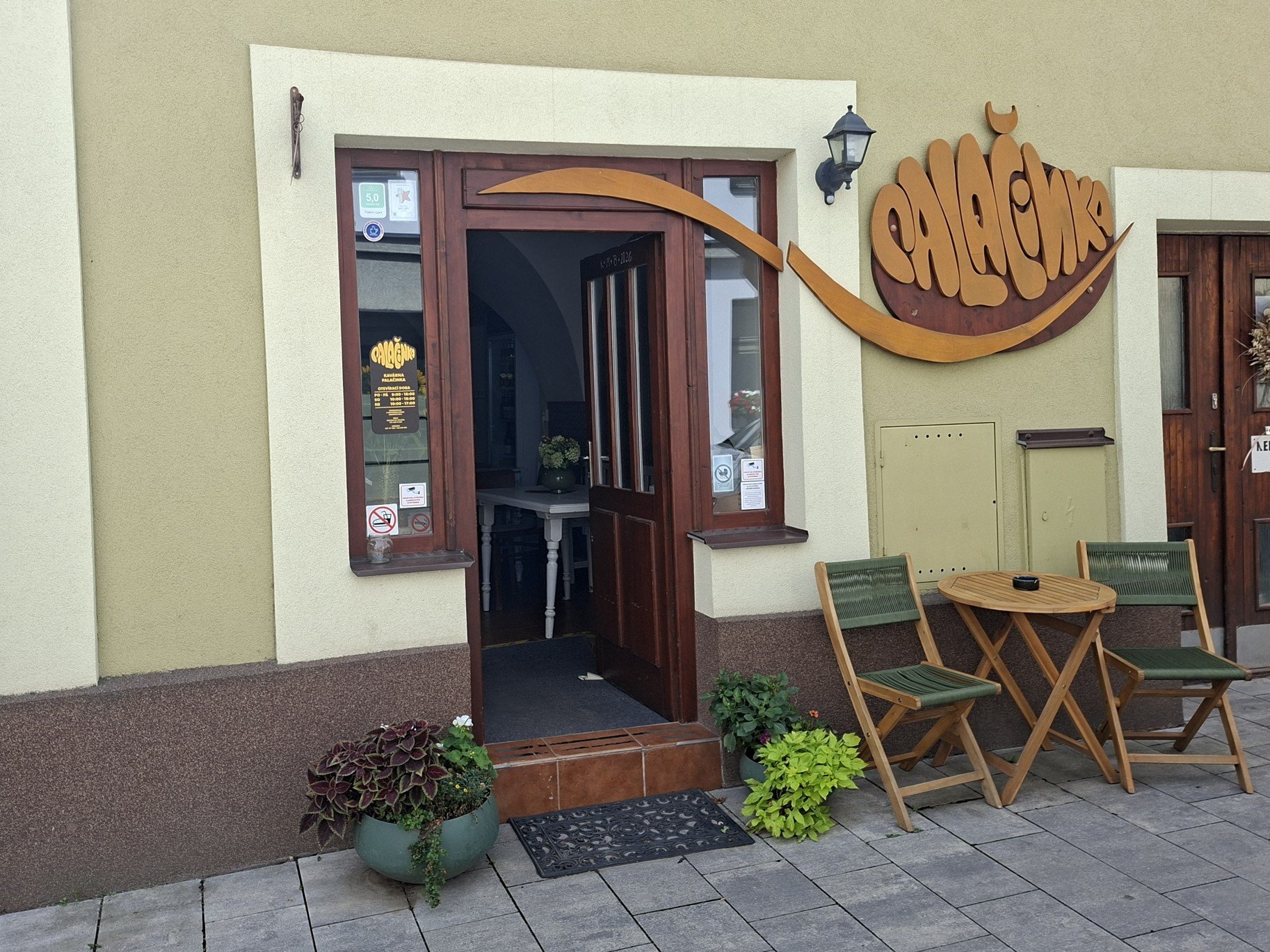 Město Polička a kavárna Palačinka