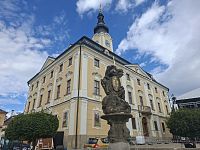 Město Polička a kašna se sochou sv. Michaela Archanděla