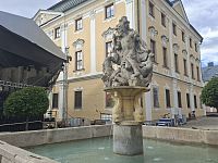 Město Polička a kašna se sochou sv. Jiří