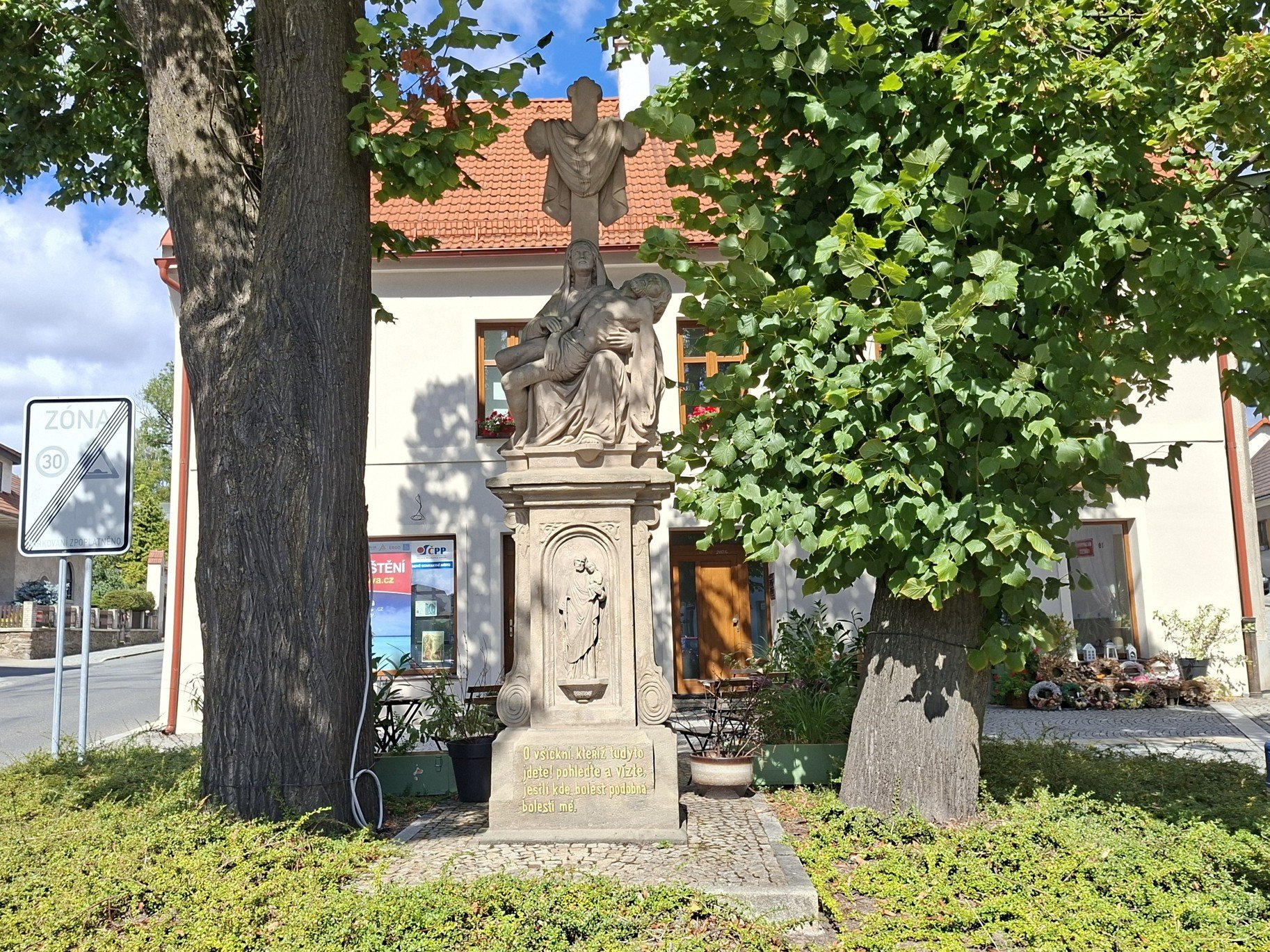 Bystřice nad Perštejnem a kříž se sochou Piety
