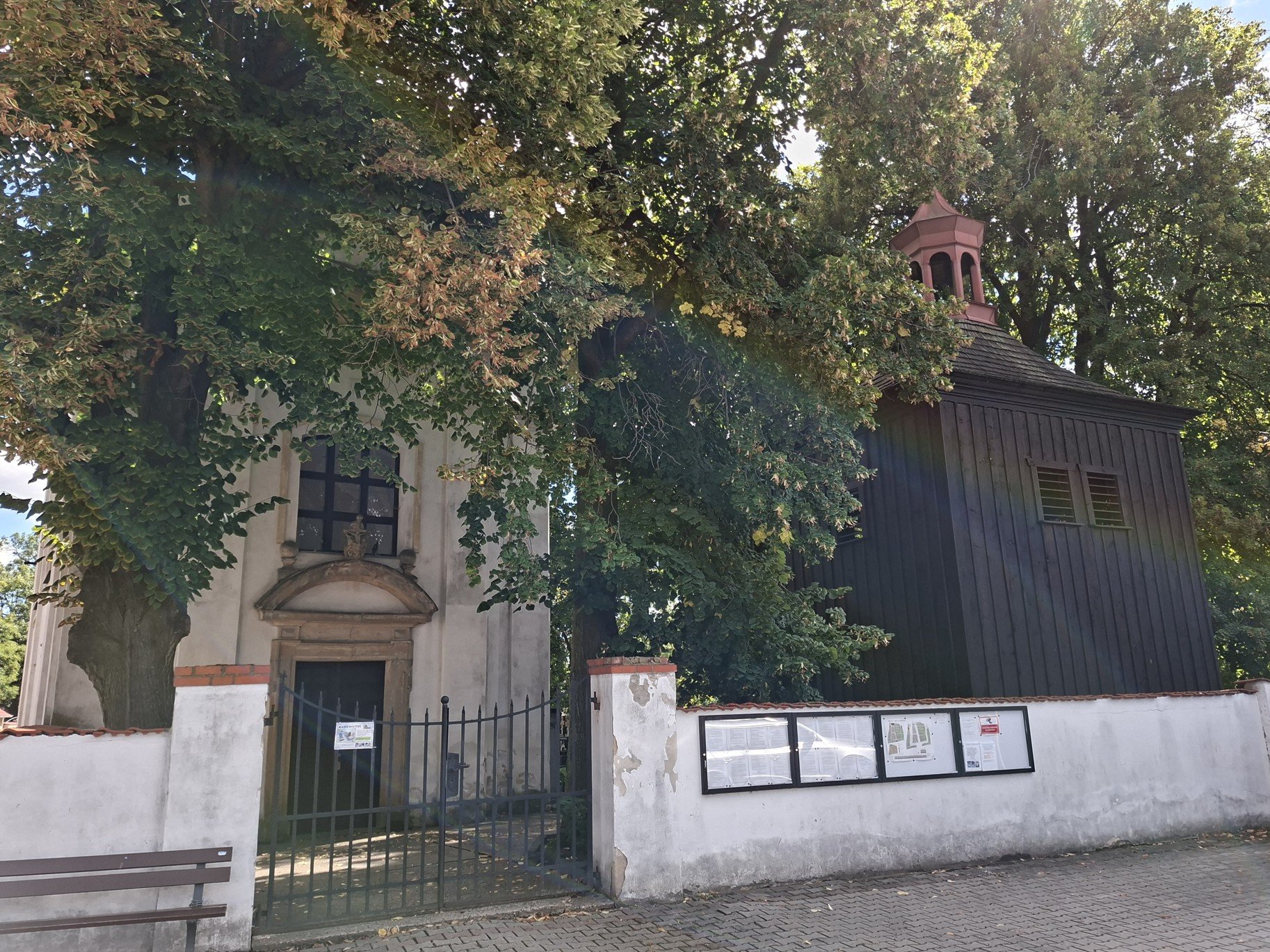 Třebenice a barokní kaple na hřbitově