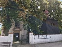 Třebenice a barokní kaple na hřbitově