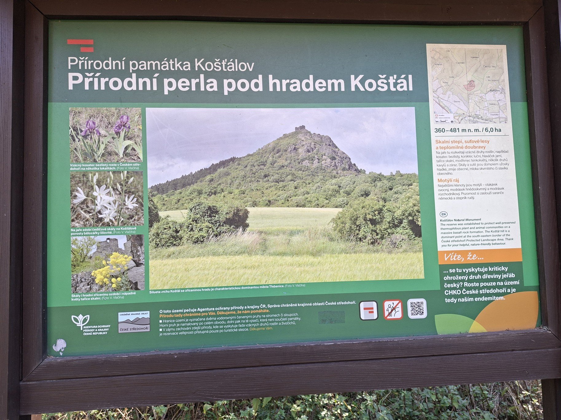 Turistický rozcestník pod na vrchem Košťálov v Českém středohoří