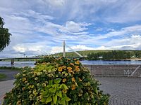 Unikátní visutý most Jätkänkynttilä přes řeku Kemijoki.
